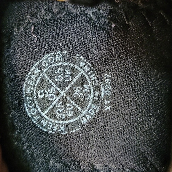 Keen waterproof closed toe sandal. - Picture 2 of 6